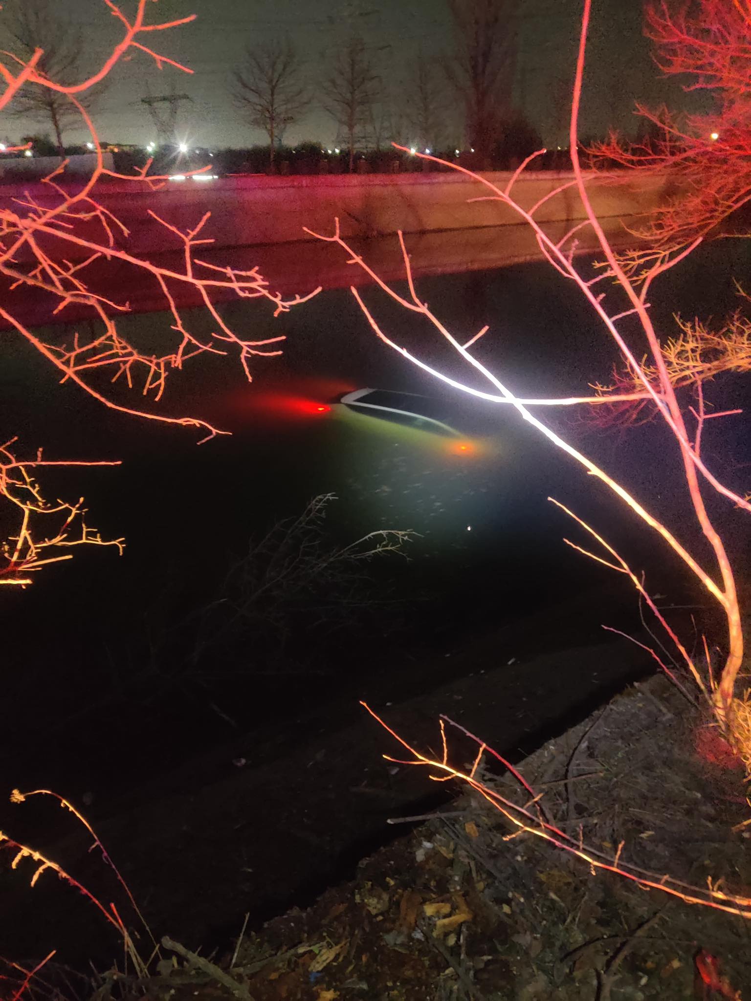 Mașină în apă pe Splaiul Unirii, șofer nevătămat