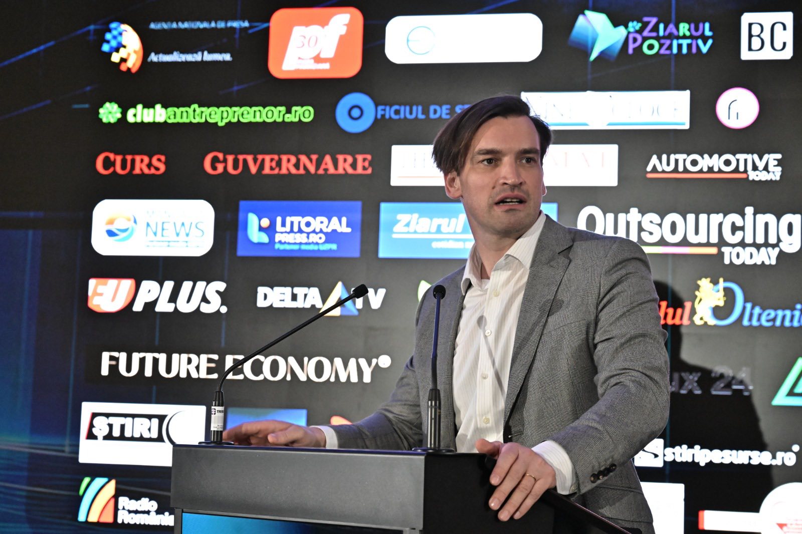 La data de 25 octombrie 2023, la Digital Innovation Summit Bucharest (DISB), un eveniment de referință în zona tehnologiei și inovației din România, a avut loc o discuție despre paradoxul digital al țării