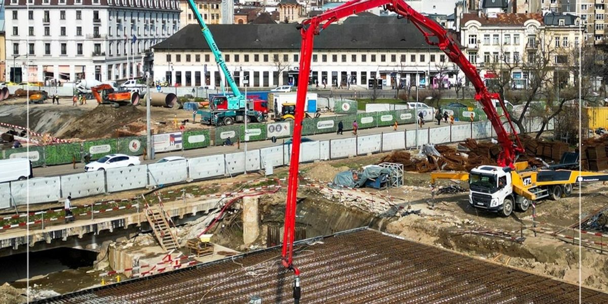 Construirea noului planșeu de peste Piața Unirii continuă, însă misterul în privința descoperirilor arheologice făcute în timpul săpăturilor rămâne deocamdată nerostit
