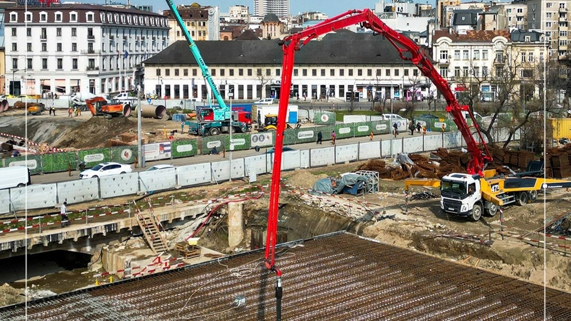 Construirea noului planșeu de peste Piața Unirii continuă, însă misterul în privința descoperirilor arheologice făcute în timpul săpăturilor rămâne deocamdată nerostit