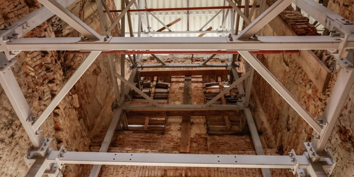 Lucrările de salvare ale Hanului Solacolu s-au încheiat, dar bătălia pentru reabilitare continuă După ani de așteptare și degradare, imobilul emblematic al Bucureștiului, Hanul Solacolu, finalizează acum primele etape ale intervenției de conservare și punere în siguranță