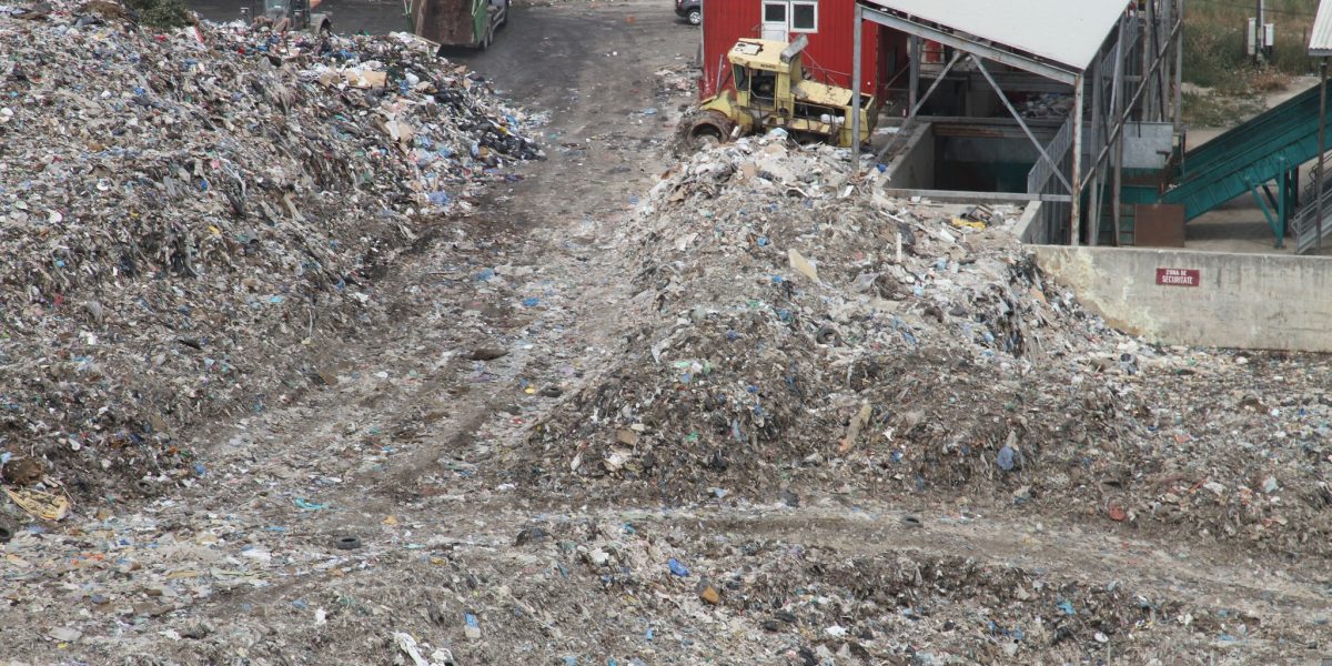 Garda de Mediu întră în acțiune: controale naționale pentru gestionarea deșeurilor și alarmantele cifre ale reciclării în România Autoritățile de mediu din România au anunțat, luni, demararea unui amplu program de controale la nivel național, vizând verificarea modului în care primăriile, asociațiile intracomunitare și Consiliile Județene gestionează problema deșeurilor