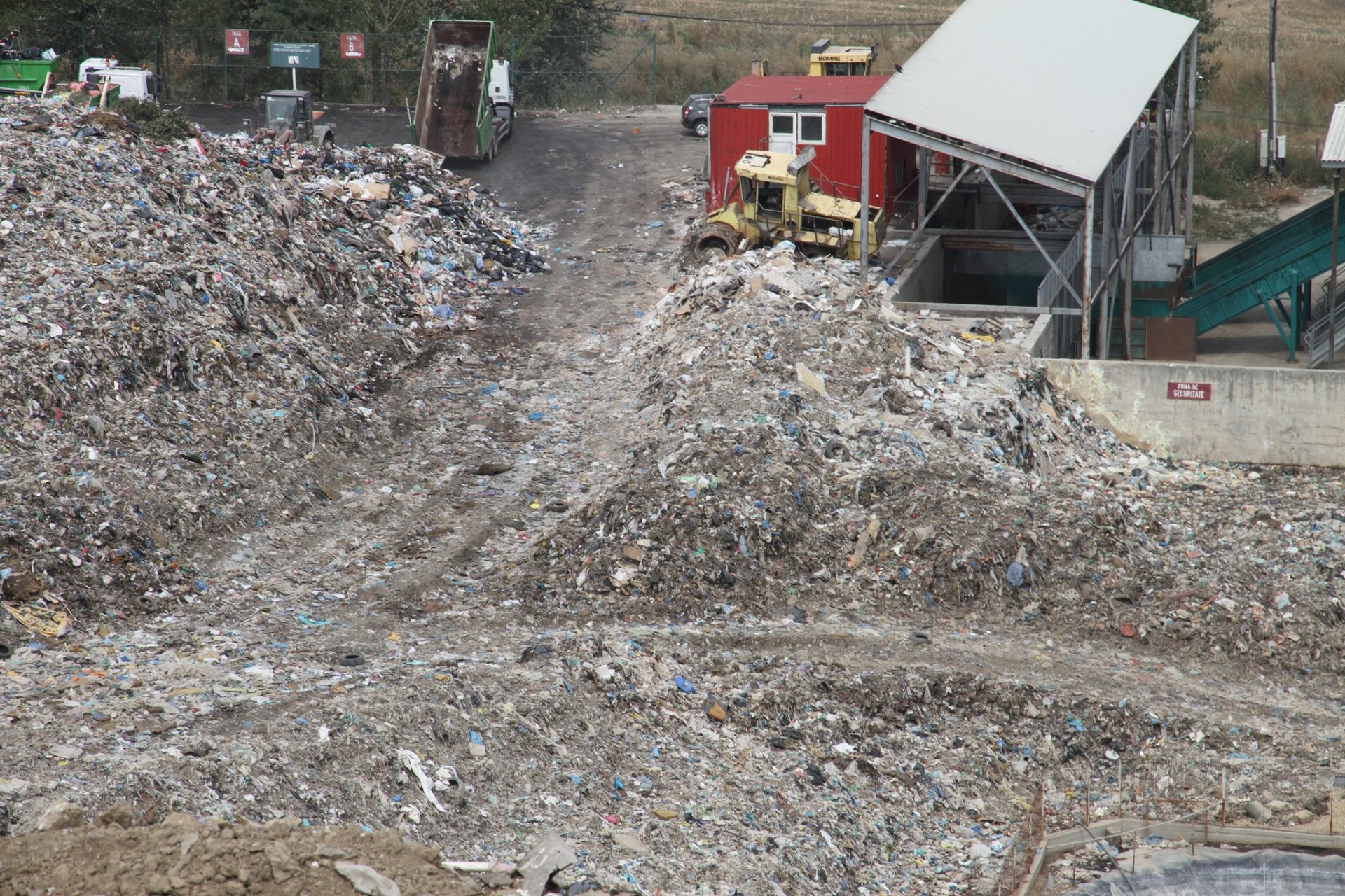 Garda de Mediu întră în acțiune: controale naționale pentru gestionarea deșeurilor și alarmantele cifre ale reciclării în România Autoritățile de mediu din România au anunțat, luni, demararea unui amplu program de controale la nivel național, vizând verificarea modului în care primăriile, asociațiile intracomunitare și Consiliile Județene gestionează problema deșeurilor