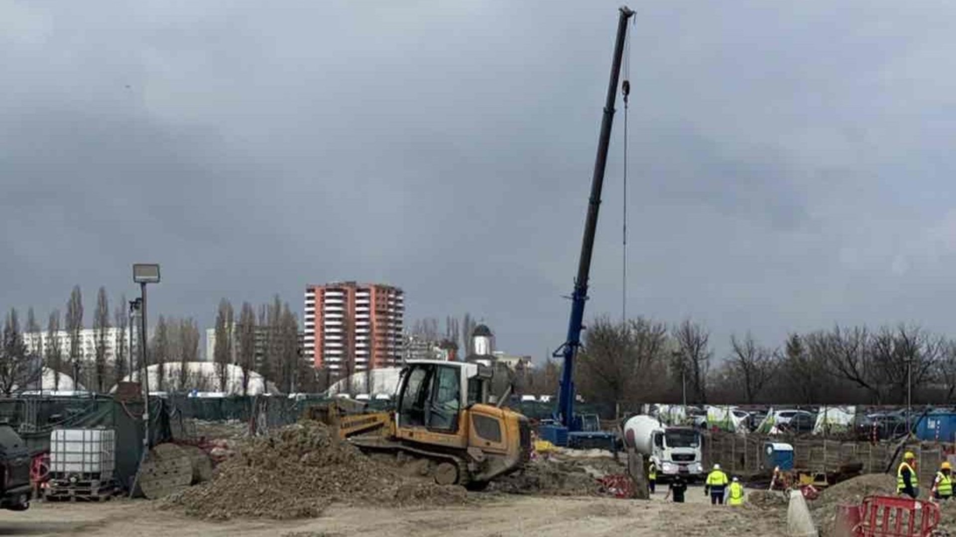 Poluarea aerului din București, cauzată în principal de materialele antiderapant folosite în sezonul rece, a devenit subiect de discuție intensă în ultimele zile