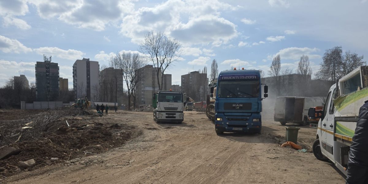 Zeci de amenzi și măsuri speciale pentru combaterea poluării din București Autoritățile din Capitală încearcă să intre în posteritatea unei perioade cu probleme mari legate de calitatea aerului, după ce stațiile Rețelei Naționale de Monitorizare a Calității Aerului au semnalat repetate depășiri ale valorilor limită pentru particulele în suspensie PM2,5 și PM10