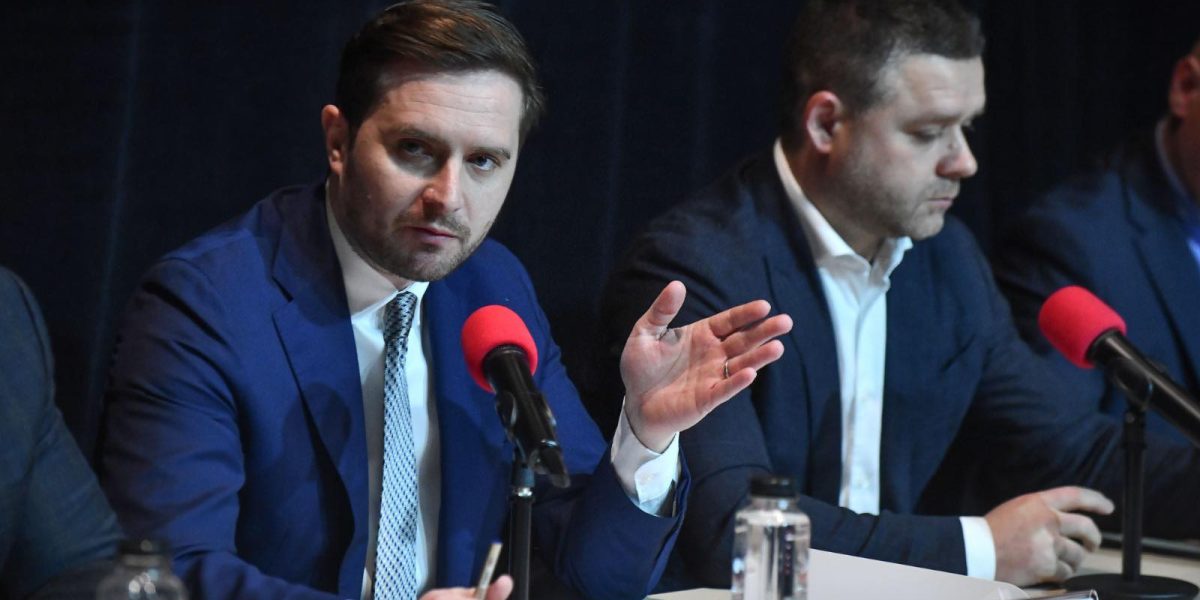 Stelian Bujduveanu, viceprimarul Capitalei și membru PNL, a anunțat joi că municipalitatea se află în proces de a lua măsuri concrete pentru combaterea graffiti-ului neautorizat în București, precum și pentru accelerarea intervențiilor pentru curățarea și repararea spațiilor publice afectate