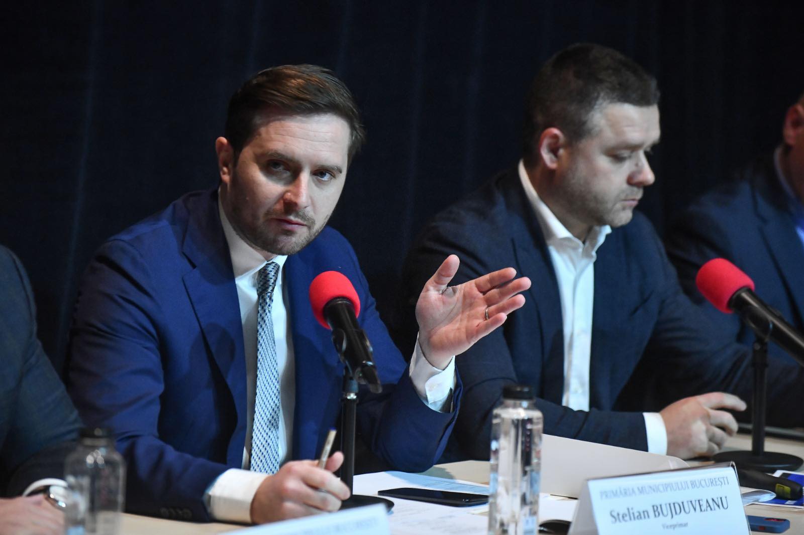 Stelian Bujduveanu, viceprimarul Capitalei și membru PNL, a anunțat joi că municipalitatea se află în proces de a lua măsuri concrete pentru combaterea graffiti-ului neautorizat în București, precum și pentru accelerarea intervențiilor pentru curățarea și repararea spațiilor publice afectate