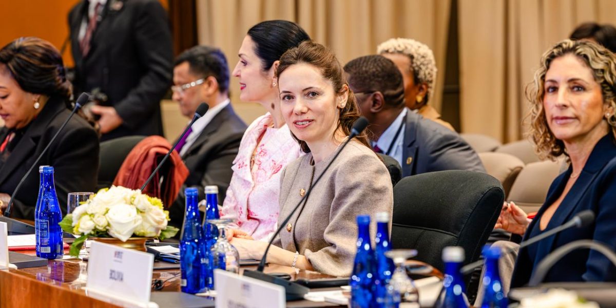 România, reprezentată la Washington D.C.: Mirabela Grădinaru participă la summitul global privind educația digitală România a fost prezentă marți și miercuri în inima politicii mondiale, la summitul „Pregătind viitorul împreună” organizat la Casa Albă, la inițiativa Primei Doamne a SUA, Melania Trump