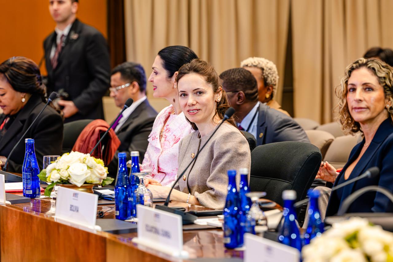 România, reprezentată la Washington D.C.: Mirabela Grădinaru participă la summitul global privind educația digitală România a fost prezentă marți și miercuri în inima politicii mondiale, la summitul „Pregătind viitorul împreună” organizat la Casa Albă, la inițiativa Primei Doamne a SUA, Melania Trump
