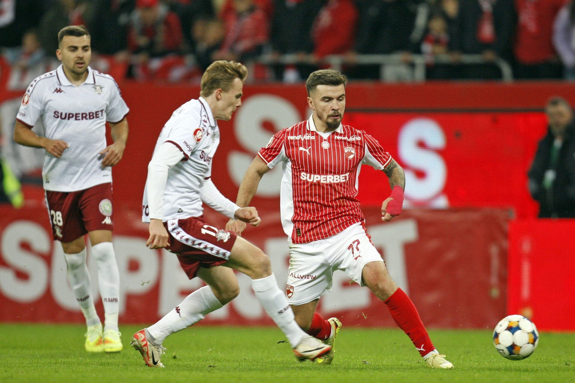 Rapid București și Dinamo se întâlnesc sâmbătă într-un derby al pasiunii, în căutarea punctelor decisive Duelul dintre FC Rapid București și Dinamo București, programat pentru sâmbătă seara, la ora 21:00, promite a fi unul dintre cele mai atractive ale sezonului în Liga 1