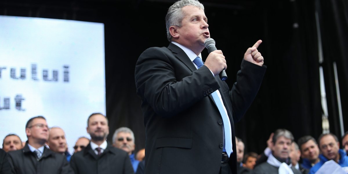 Fermierii români din sectorul ovine și caprine, izolați de piața externă din cauza conflictului din Orientul Mijlociu Criza din sectorul ovine și caprine din România capătă accente dramatice, fermierii fiind prinși într-un blocaj economic fără precedent