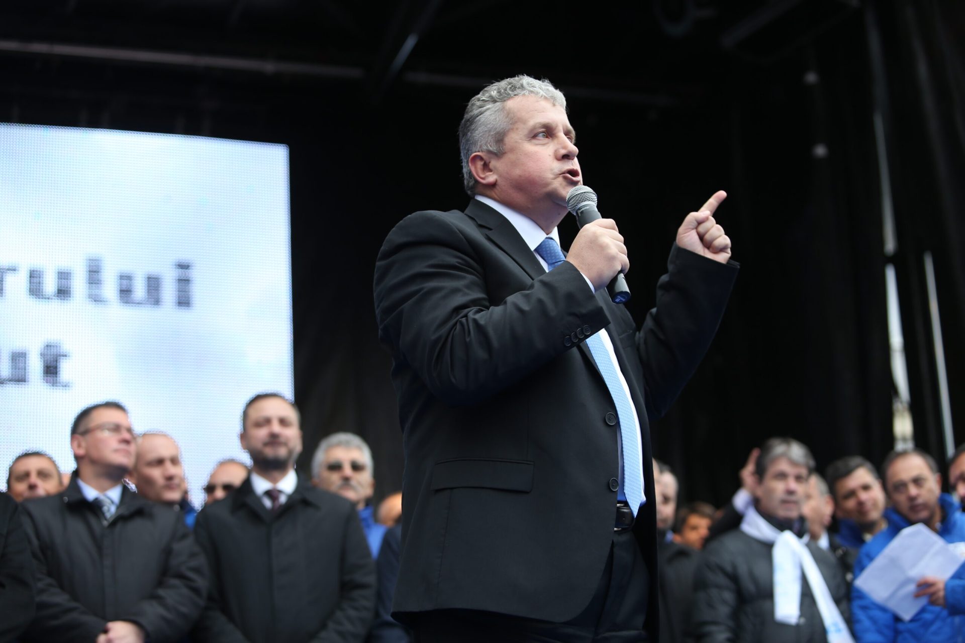 Fermierii români din sectorul ovine și caprine, izolați de piața externă din cauza conflictului din Orientul Mijlociu Criza din sectorul ovine și caprine din România capătă accente dramatice, fermierii fiind prinși într-un blocaj economic fără precedent