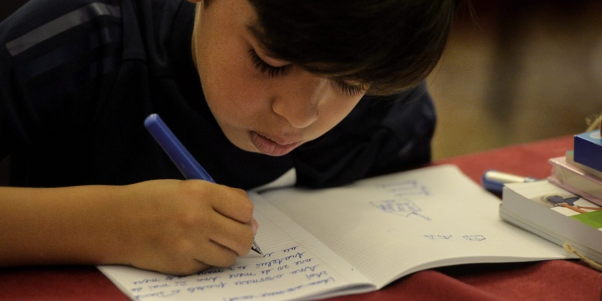 Importanța păstrării scrisului de mână în învățământ