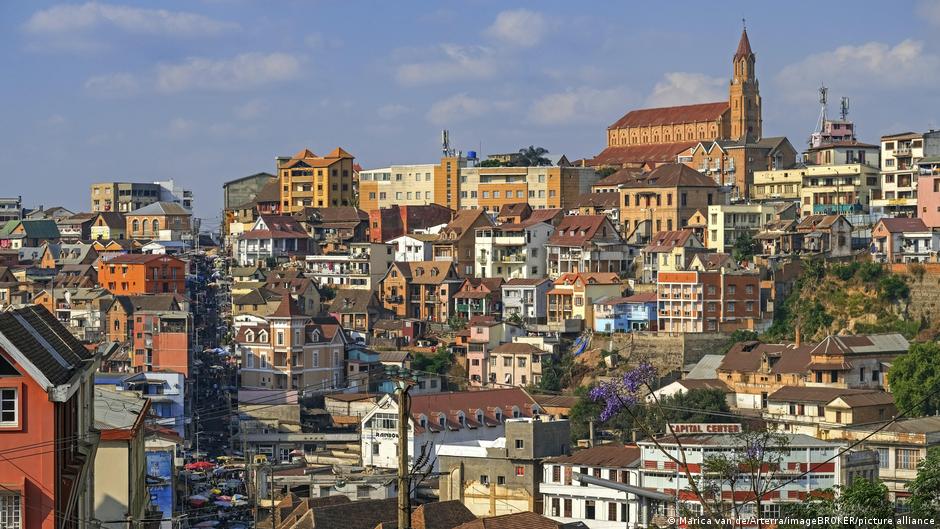 Madagascar își schimbă conducerea într-un moment de criză politică, după ce președintele Michael Randrianirina a anunțat, duminică, numirea lui Mamitiana Rajaonarison în funcția de prim-ministru