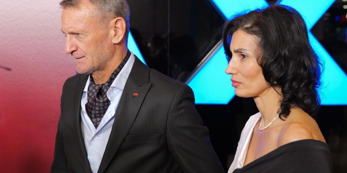 Gică Craioveanu, fostul internațional român și actual analist TV, a făcut o apariție surprinzătoare pe covorul roșu alături de noua sa parteneră, la premiera filmului româno-spaniol „Acel martie”