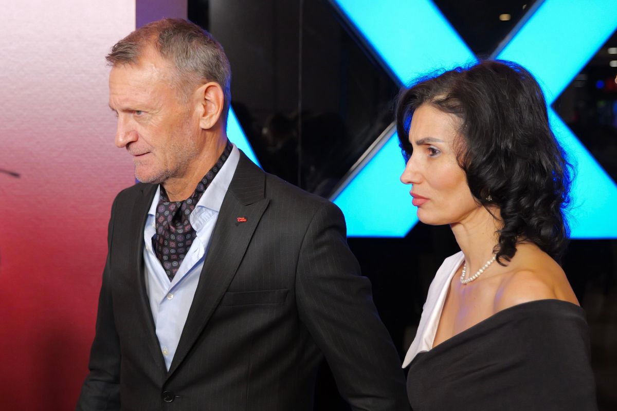 Gică Craioveanu, fostul internațional român și actual analist TV, a făcut o apariție surprinzătoare pe covorul roșu alături de noua sa parteneră, la premiera filmului româno-spaniol „Acel martie”