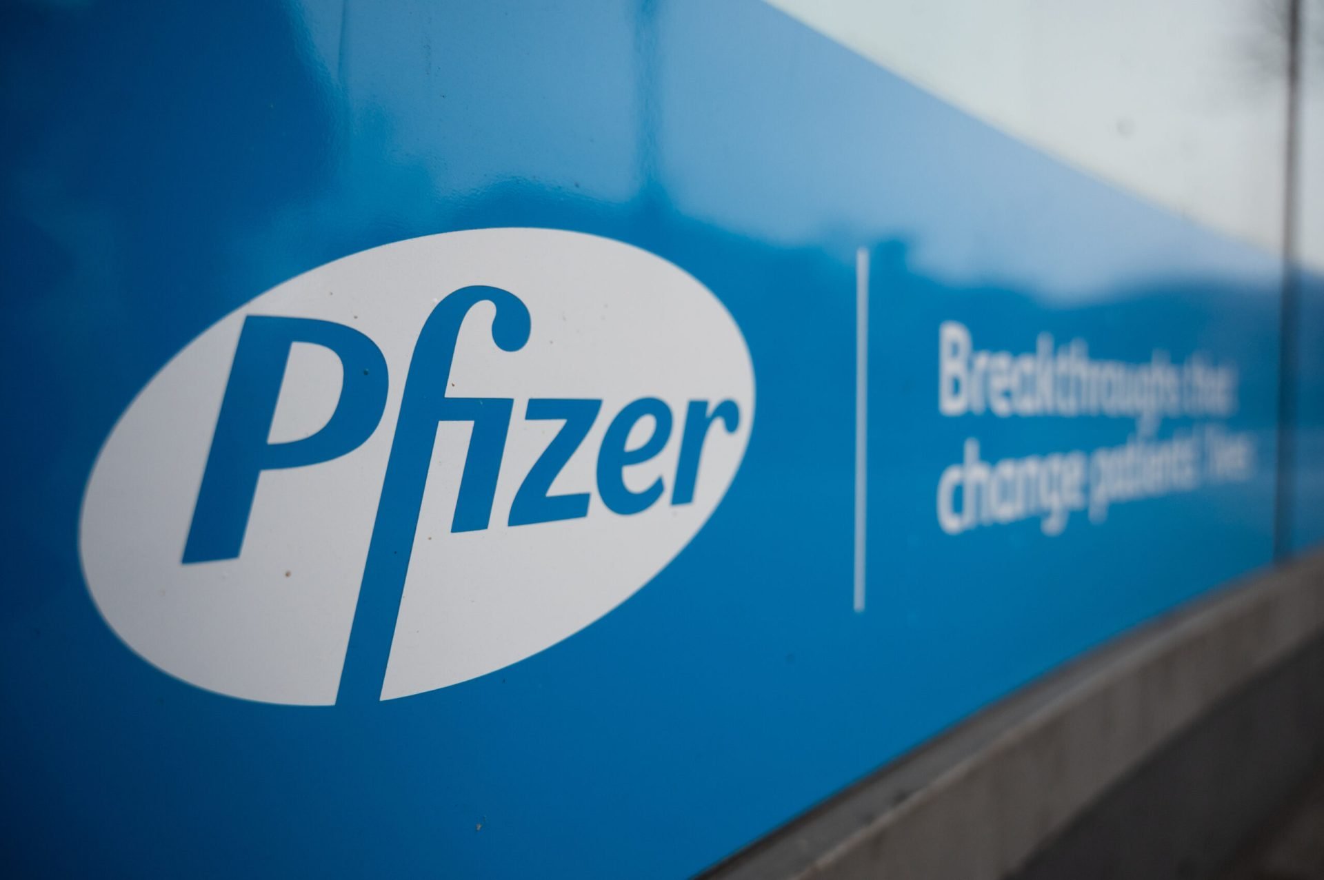 România, Polonia și Ungaria se află în pragul unui conflict major cu companiile farmaceutice Pfizer și BioNTech, în contextul contractelor de vaccin contra COVID-19 semnate în plină criză sanitară