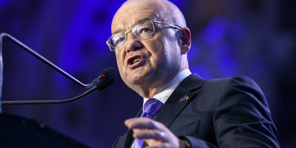 Cluj-Napoca va relua licitația pentru centura metropolitană, după incidentele de securitate electronică Primarul Emil Boc a anunțat, în cadrul emisiunii Ziua Live, că proiectul de infrastructură pentru centura metropolitană a Clujului va fi reluat printr-o nouă licitație, care va fi divizată în șase segmente distincte