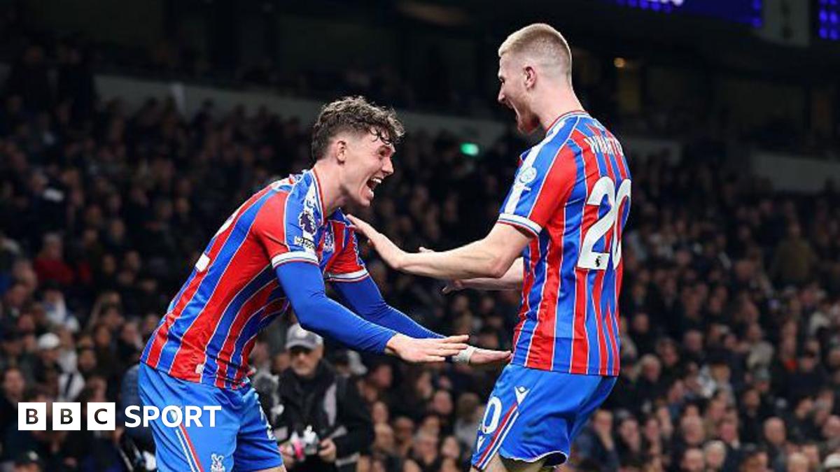Incindent scandalos într-un meci de fotbal din Premier League: mai mulți jucători, eliminați și chiar penalizați pentru comportament agresiv Un meci tensionat din Premier League a degenerat recent într-un scandal major, după scandalul de pe teren care a văzut mai mulți jucători eliminați și chiar penalizați pentru comportament violent