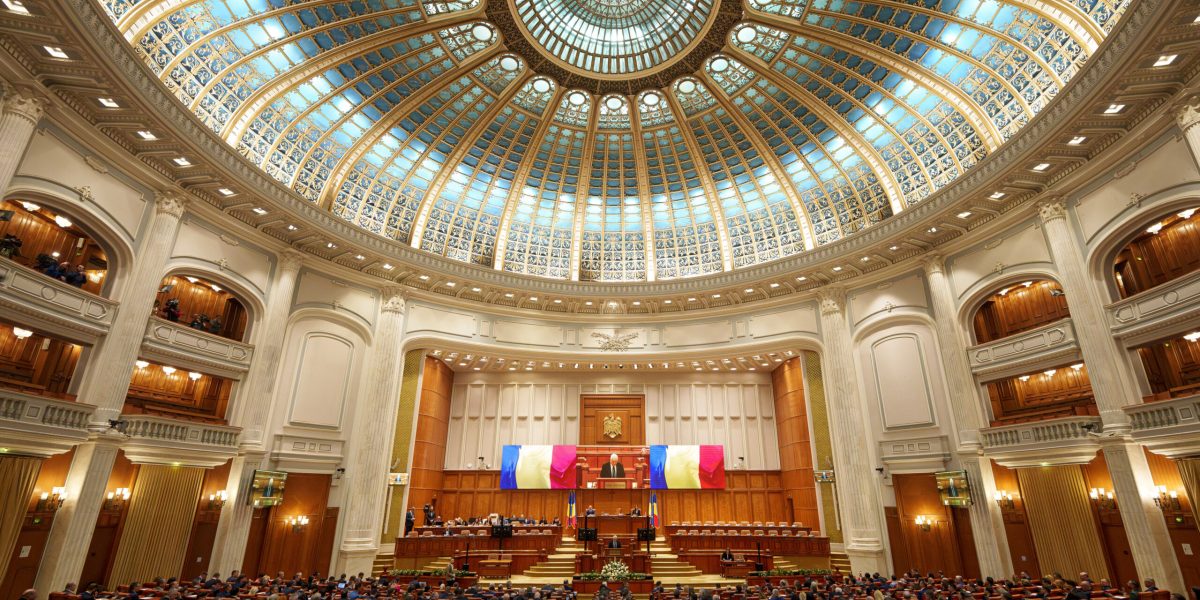 Guvernul României urmează să dezbată și să aprobe vineri, la ora 12:45, bugetele pentru anul 2026, într-o ședință comună a Parlamentului