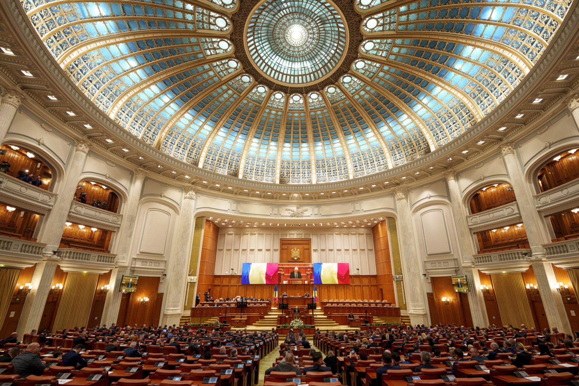 Guvernul României urmează să dezbată și să aprobe vineri, la ora 12:45, bugetele pentru anul 2026, într-o ședință comună a Parlamentului