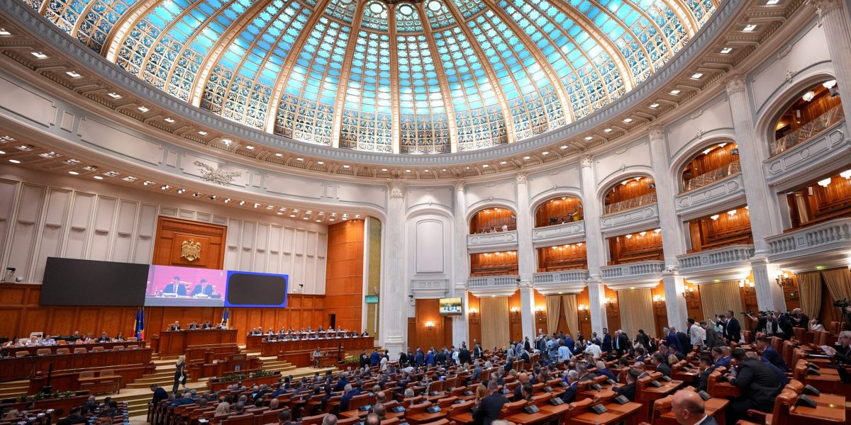 Propunere legislativă aruncă lumină asupra salariilor magistraților și influenței asupra sistemului judiciar Un proiect de lege depus recent în Parlament scoate în evidență discrepanțele și practicile din sistemul judiciar românesc, acuzate de unele voci că ar distorsiona imaginea și funcționarea justiției