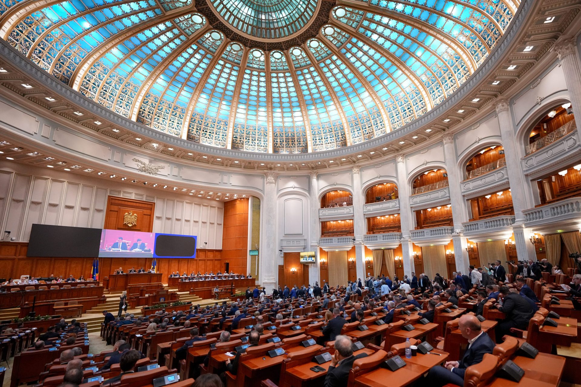 Propunere legislativă aruncă lumină asupra salariilor magistraților și influenței asupra sistemului judiciar Un proiect de lege depus recent în Parlament scoate în evidență discrepanțele și practicile din sistemul judiciar românesc, acuzate de unele voci că ar distorsiona imaginea și funcționarea justiției