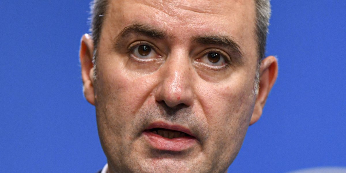 Accident rutier în Sectorul 1 din București implicând ministrul Economiei, Alexandru Nazare, și o maşină de ridesharing Un incident rutier petrecut recent în zona centrală a Capitalei a atras atenția publicului și a autorităților, fiind marcat de implicațiile unui politician de rang înalt