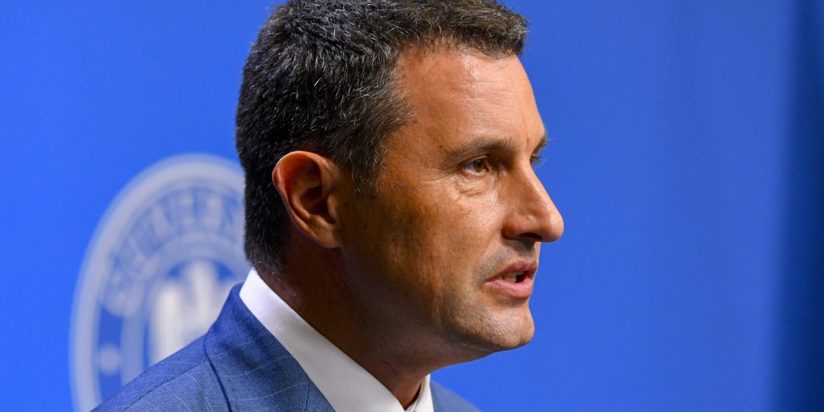 Tensiuni în fața provocărilor economice globale: România resimte presiunea cifrelor bugetare și a crizei energetice Într-un climat internațional instabil și marcat de riscuri privind crize energetice și economice, oficialii români atrag atenția asupra dificultăților cu care se confruntă țara în atingerea obiectivelor fiscale asumate