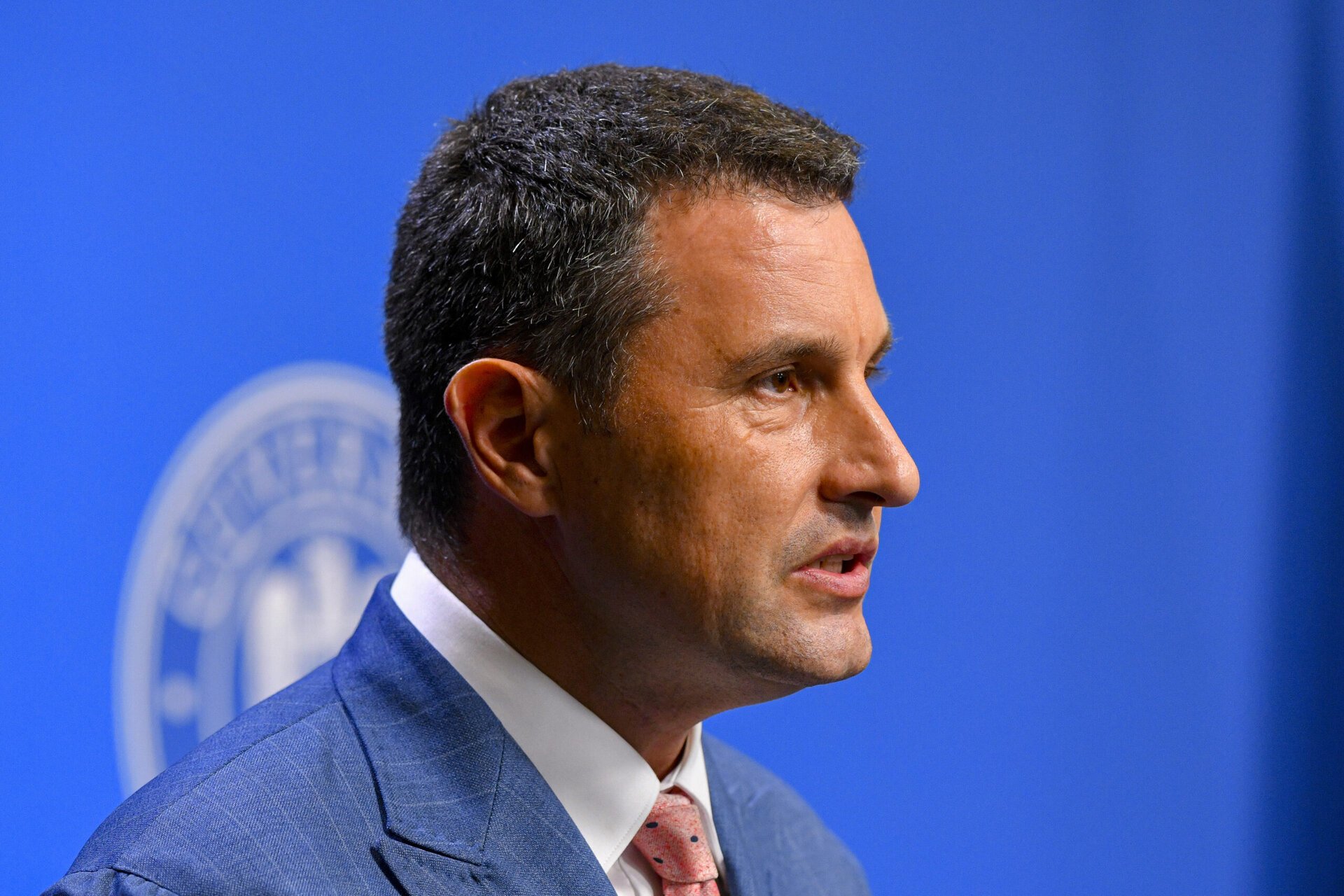 Tensiuni în fața provocărilor economice globale: România resimte presiunea cifrelor bugetare și a crizei energetice Într-un climat internațional instabil și marcat de riscuri privind crize energetice și economice, oficialii români atrag atenția asupra dificultăților cu care se confruntă țara în atingerea obiectivelor fiscale asumate