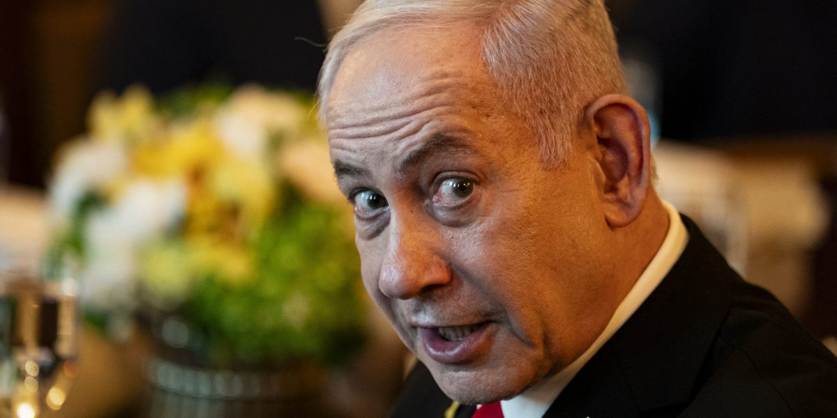 Benjamin Netanyahu: „Cât va fi nevoie, acest război se va încheia rapid” Premierul israelian Benjamin Netanyahu a făcut declarații tranșante joi după-amiază într-o conferință de presă pentru presa străină, exprimându-și încrederea că ofensiva Israelului împotriva Iranului va dura cât este nevoie pentru a-și atinge scopurile