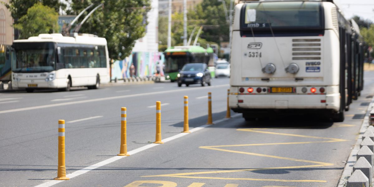 Începând de sâmbătă, 21 martie, bucureștenii care se deplasează cu mijloacele de transport în comun trebuie să se obișnuiască cu o serie de modificări majore în rețeaua de tramvaie și troleibuze, ca urmare a unor lucrări de modernizare și reabilitare ale infrastructurii