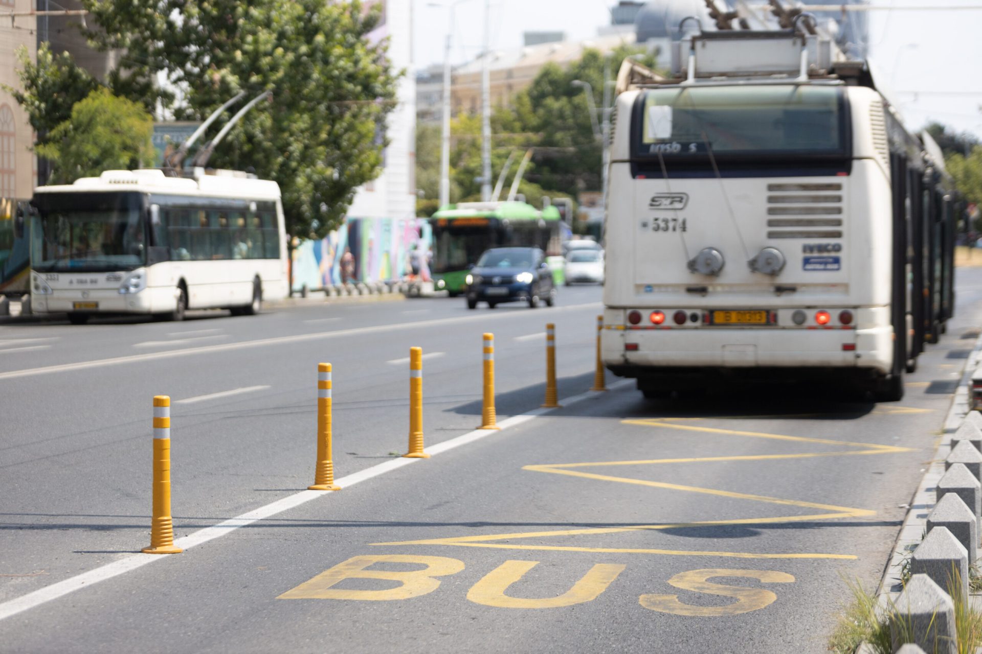 Începând de sâmbătă, 21 martie, bucureștenii care se deplasează cu mijloacele de transport în comun trebuie să se obișnuiască cu o serie de modificări majore în rețeaua de tramvaie și troleibuze, ca urmare a unor lucrări de modernizare și reabilitare ale infrastructurii
