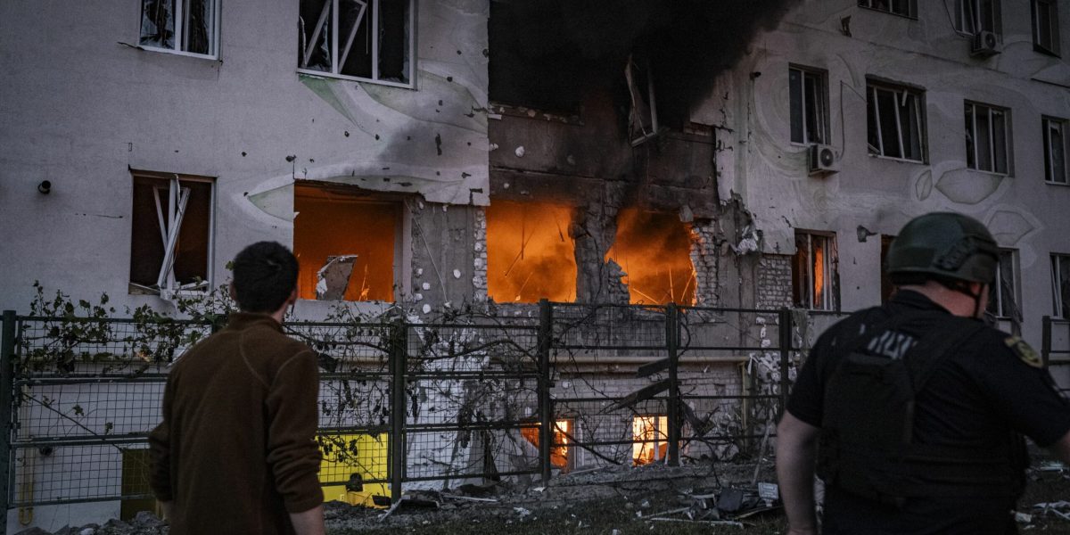 Harkov, oraș strategic din estul Ucrainei, plonjează în adâncimea durerii și tristeții după un atac cu rachetă care a devastat o clădire rezidențială, lăsând în urmă șapte victime decedate și zeci de răniți