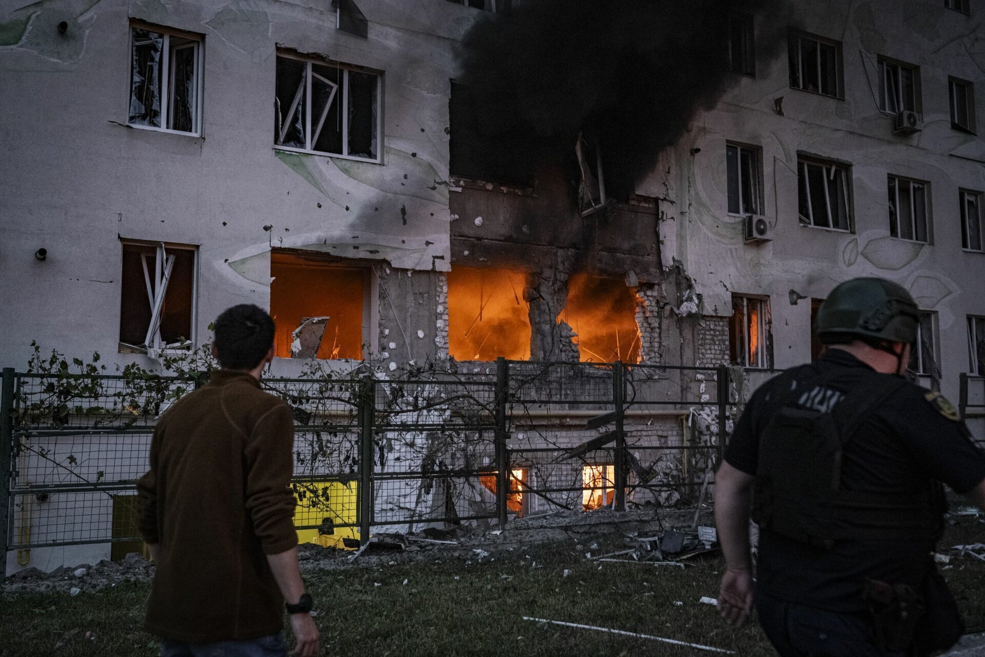 Harkov, oraș strategic din estul Ucrainei, plonjează în adâncimea durerii și tristeții după un atac cu rachetă care a devastat o clădire rezidențială, lăsând în urmă șapte victime decedate și zeci de răniți