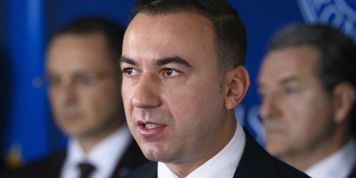 Prețurile carburanților din România, sub lupa autorităților în contextul conflictului din Orientul Mijlociu După o creștere moderată de 20 de bani pe litru, prețurile carburanților în România sunt în centrul atenției autorităților, care cer clarificări despre motivul acestei majorări