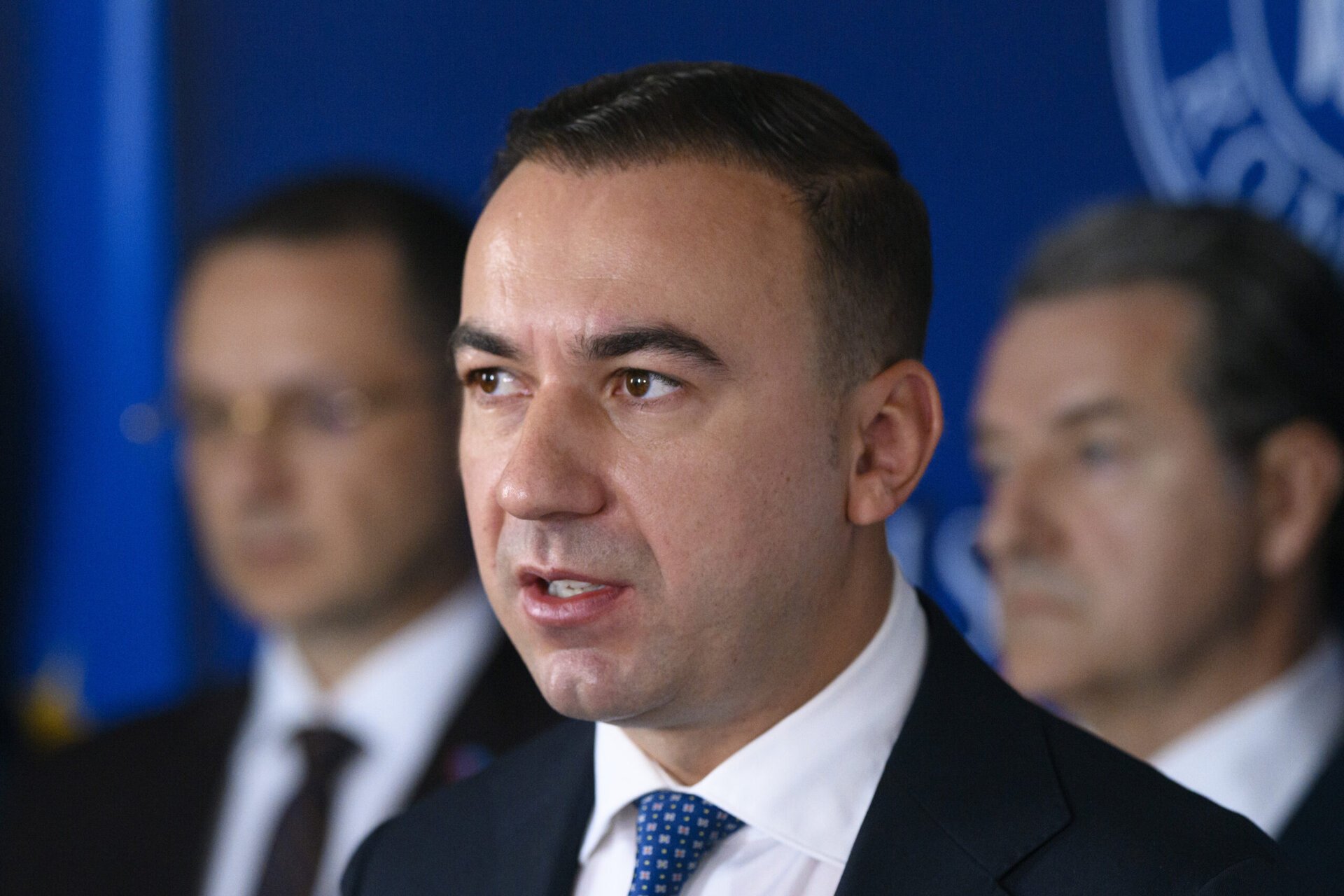 Prețurile carburanților din România, sub lupa autorităților în contextul conflictului din Orientul Mijlociu După o creștere moderată de 20 de bani pe litru, prețurile carburanților în România sunt în centrul atenției autorităților, care cer clarificări despre motivul acestei majorări