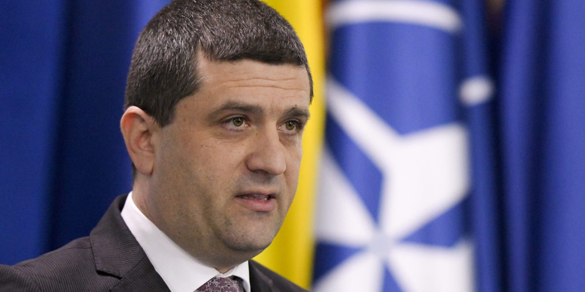 Primul pas spre autonomia industriei de apărare din România: avansuri în contractul pentru transportoarele blindate Piranha V Discuțiile dintre reprezentanții Ministerului Apărării Naționale și industria națională de apărare au pus, din nou, în centru atenției eforturile României de a-și consolida capacitatea industrială în domeniul echipamentelor militare