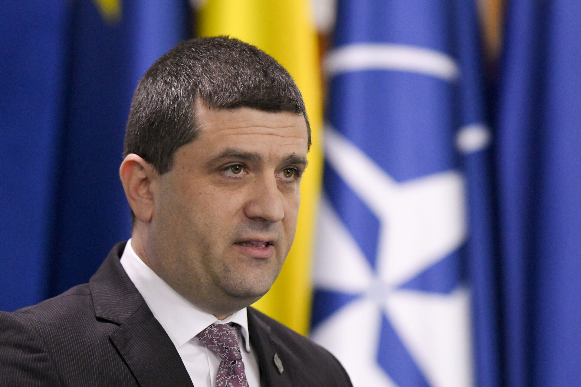 Primul pas spre autonomia industriei de apărare din România: avansuri în contractul pentru transportoarele blindate Piranha V Discuțiile dintre reprezentanții Ministerului Apărării Naționale și industria națională de apărare au pus, din nou, în centru atenției eforturile României de a-și consolida capacitatea industrială în domeniul echipamentelor militare