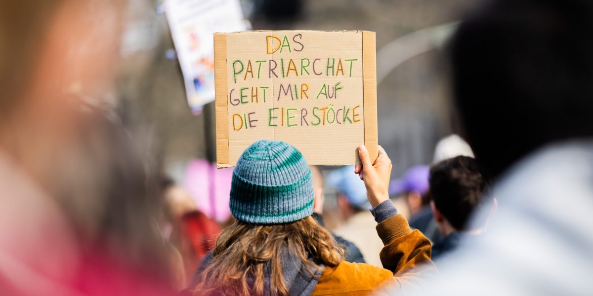 Mii de persoane au ieșit în stradă duminică pentru a marca Ziua Internațională a Femeii, demonstrații care s-au desfășurat în mai multe capitale europene și orașe importante, reflectând o nevoie tot mai acută de a combate inegalitatea de gen, violența și discriminarea sistemică