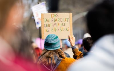 Mii de persoane au ieșit în stradă duminică pentru a marca Ziua Internațională a Femeii, demonstrații care s-au desfășurat în mai multe capitale europene și orașe importante, reflectând o nevoie tot mai acută de a combate inegalitatea de gen, violența și discriminarea sistemică