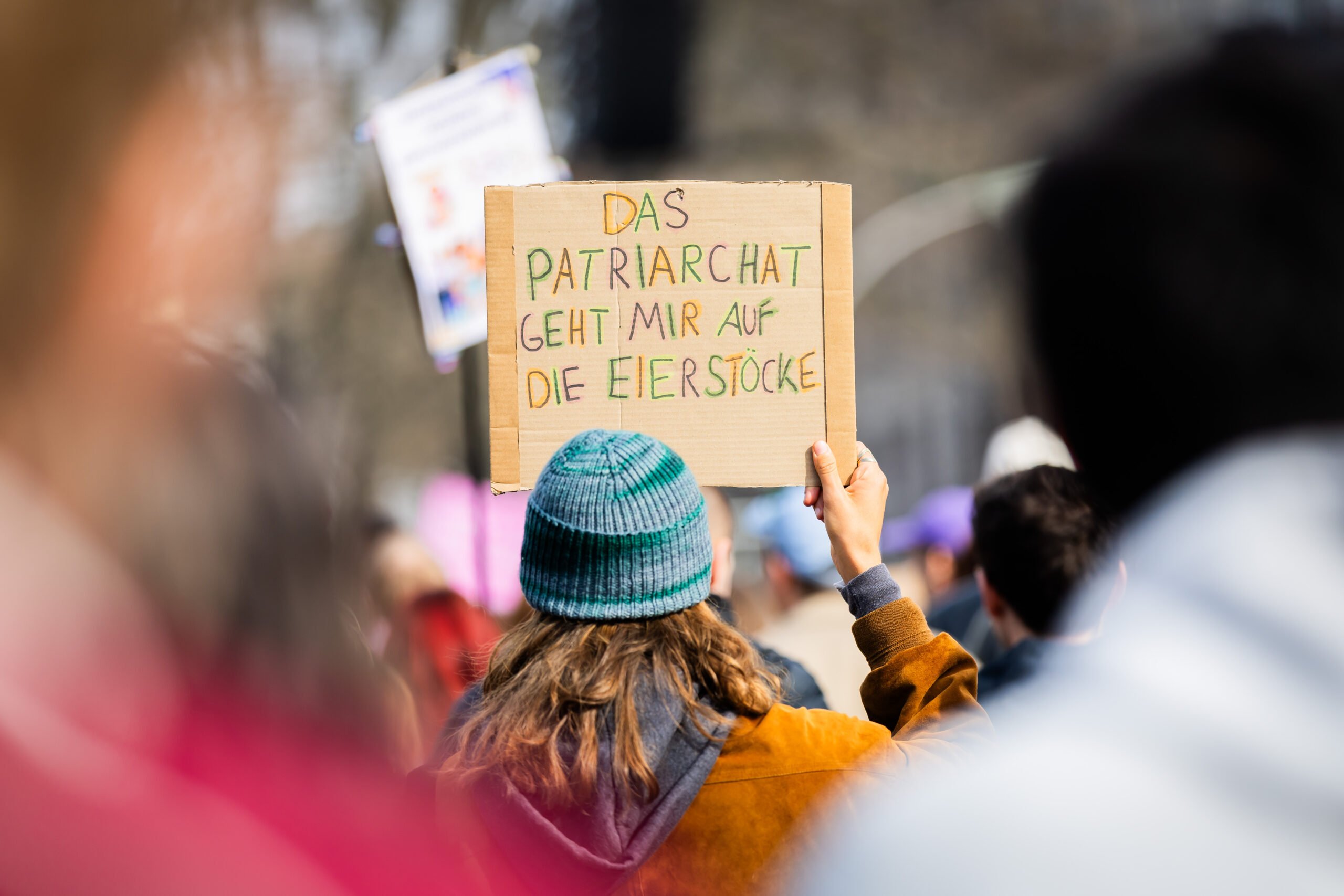 Mii de persoane au ieșit în stradă duminică pentru a marca Ziua Internațională a Femeii, demonstrații care s-au desfășurat în mai multe capitale europene și orașe importante, reflectând o nevoie tot mai acută de a combate inegalitatea de gen, violența și discriminarea sistemică