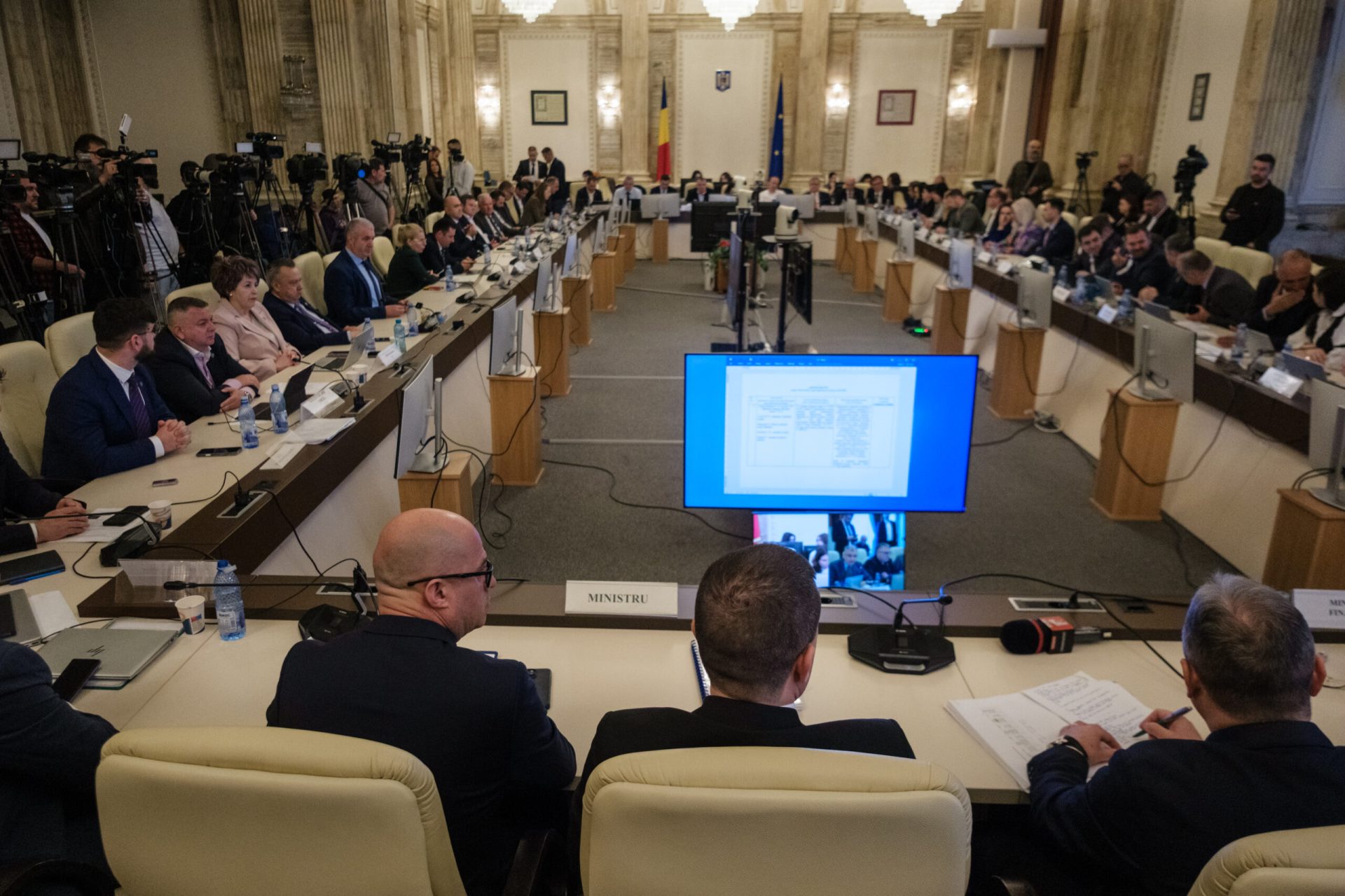 Scandal la comisia de buget a Parlamentului, în plină discuție despre pachetul social propus de PSD Un incident tensionat a avut loc miercuri în cadrul comisiilor reunite de buget-finanțe ale Parlamentului, acolo unde dezbaterile pe marginea proiectului de lege social au devenit, din nou, scena unui conflict aparent evident privind interpretarea rezultatelor votului