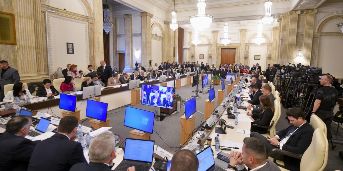 Criza politică din parlament amenință stabilitatea bugetului național și, implicit, bunăstarea românească Situația delicată de la nivelul coaliției de guvernare riscă să blocheze adoptarea bugetului de stat pentru 2026, o decizie esențială pentru econo­mie, administrații locale și sistemul social