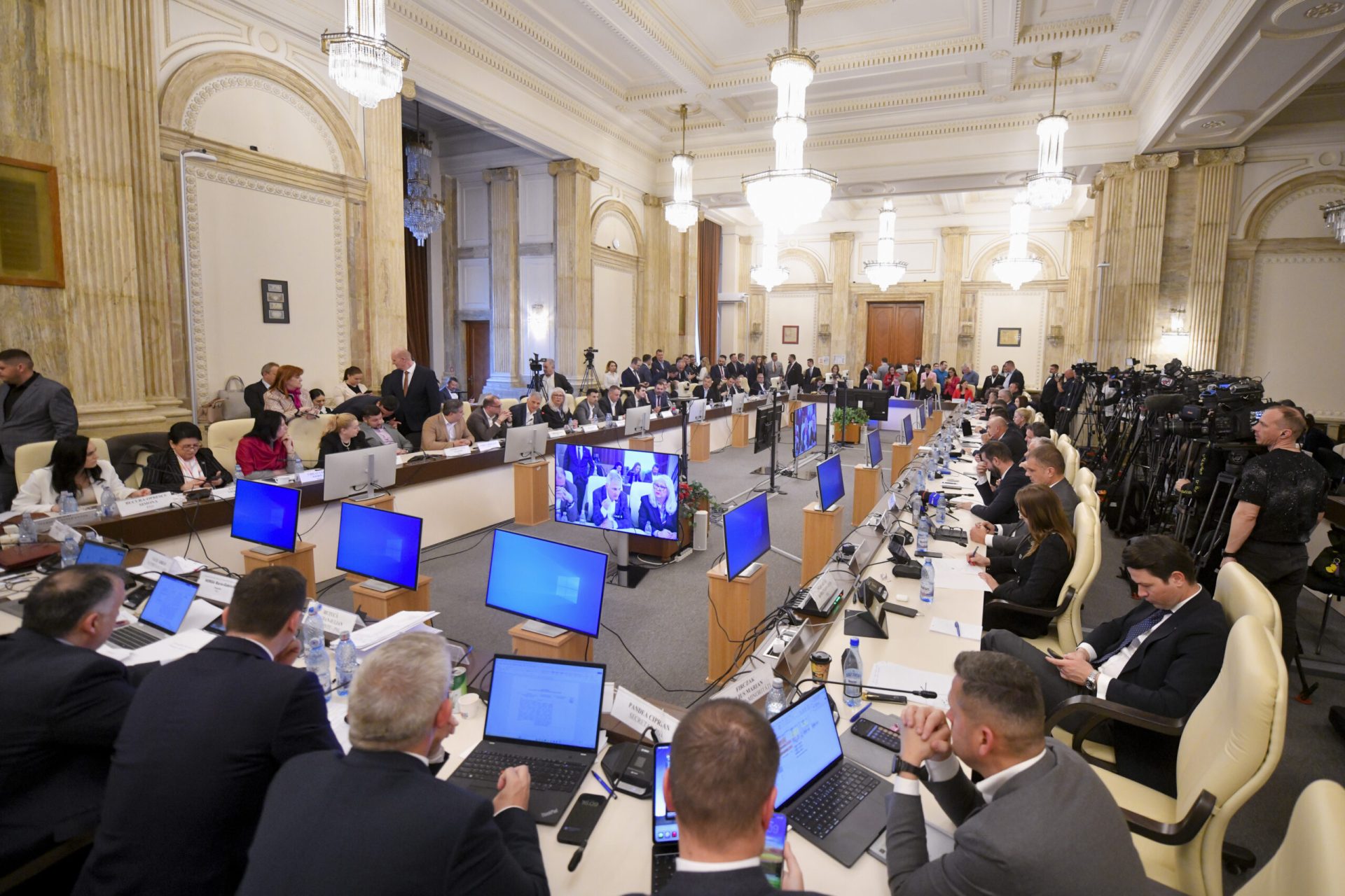 Criza politică din parlament amenință stabilitatea bugetului național și, implicit, bunăstarea românească Situația delicată de la nivelul coaliției de guvernare riscă să blocheze adoptarea bugetului de stat pentru 2026, o decizie esențială pentru econo­mie, administrații locale și sistemul social