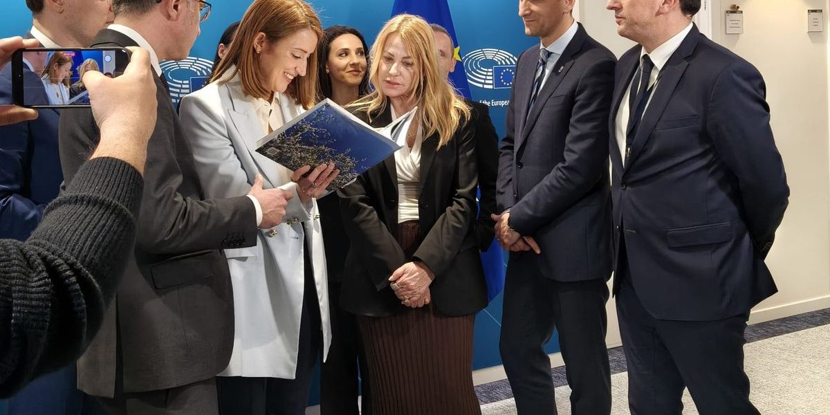 Nadia Comăneci ajunge la Bruxelles pentru a marca Împlinirea a 50 de ani de la nota spectaculoasă de 10.00 din Montreal, într-un an dedicat ei și marii sale performanțe din gimnastică