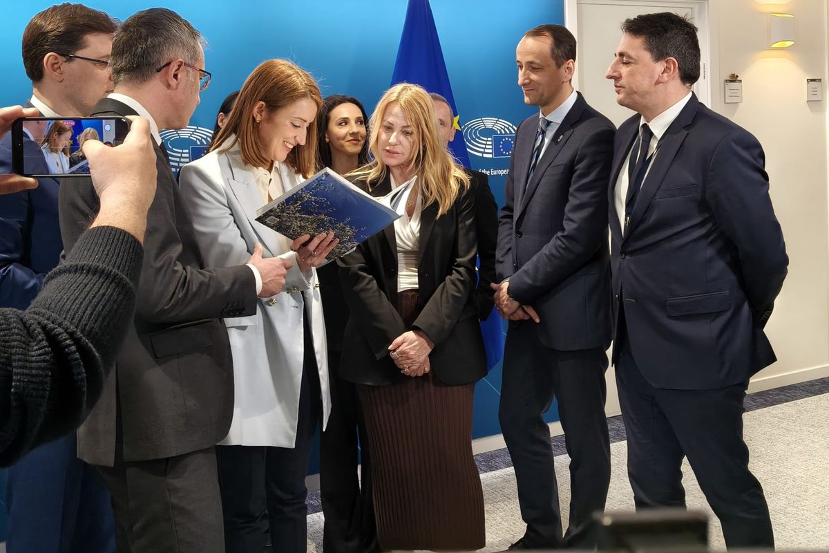 Nadia Comăneci ajunge la Bruxelles pentru a marca Împlinirea a 50 de ani de la nota spectaculoasă de 10.00 din Montreal, într-un an dedicat ei și marii sale performanțe din gimnastică