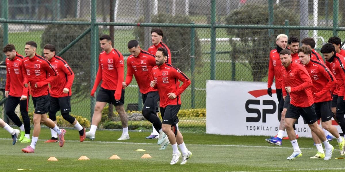 Antrenament oficial al Turciei cu o zi înainte de meciul decisiv cu România În această după-amiază, selecționata Turciei a desfășurat un antrenament oficial, deschis presei pentru doar 15 minute, înainte de întâlnirea crucială cu România, programată pentru joi, de la ora 19:00