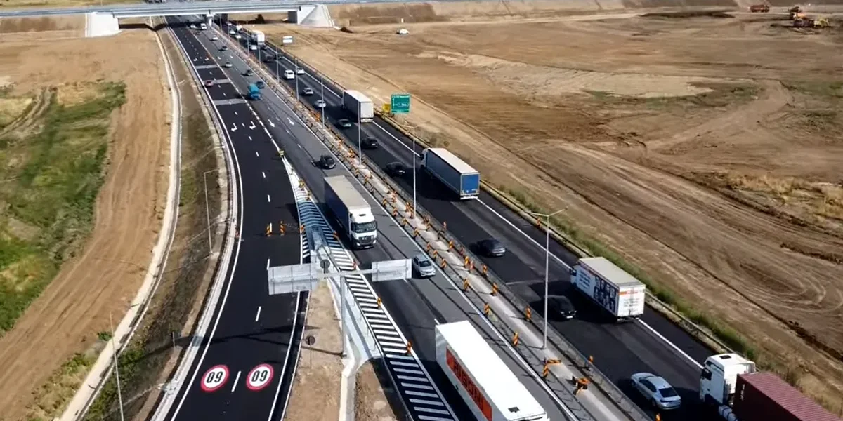 Un nou drum expres în sudul României conectează regiunea direct cu Europa, facilitând dezvoltarea economică și logistică Autoritățile din sudul României au dat undă verde unui proiect de amploare: construcția unui drum expres strategic, menit să îmbunătățească conexiunea între regiune și Europa