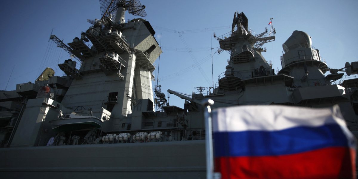 Rusia ia în calcul utilizarea navelor de război pentru escortarea flotei sale clandestine Rusia a admis recent că analizează posibilitatea de a-și trimite nave de război pentru escortarea unei rețele de nave nesupuse sancțiunilor internaționale, într-un efort aparent de a-și proteja flota clandestină în timp ce se confruntă cu o creștere a supravegherii din partea Occidentului